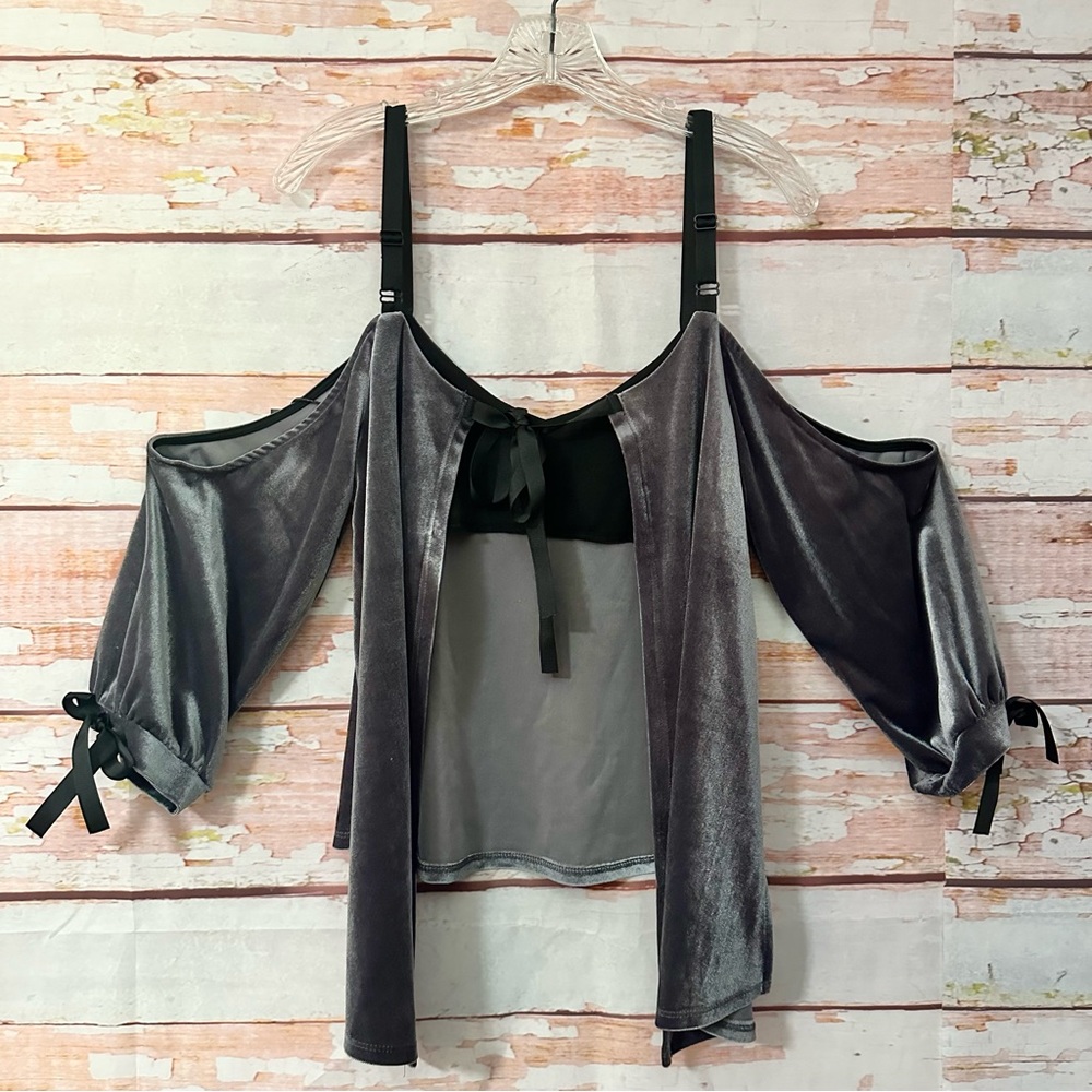 NEW Romeo + Juliet Couture Velvet Open Back Top - Picture 6 of 10